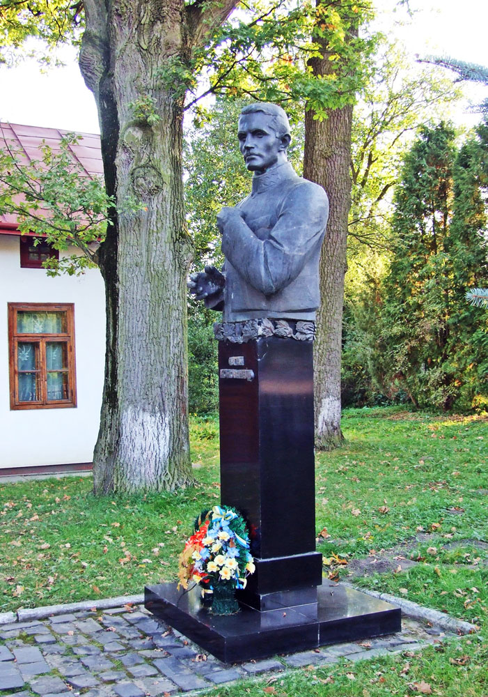 Пам'ятник Є. Коновальцю у с. Зашків Жовківського р-ну Львівської обл. 1991. Скульптор Р. Романович. Бронза, граніт